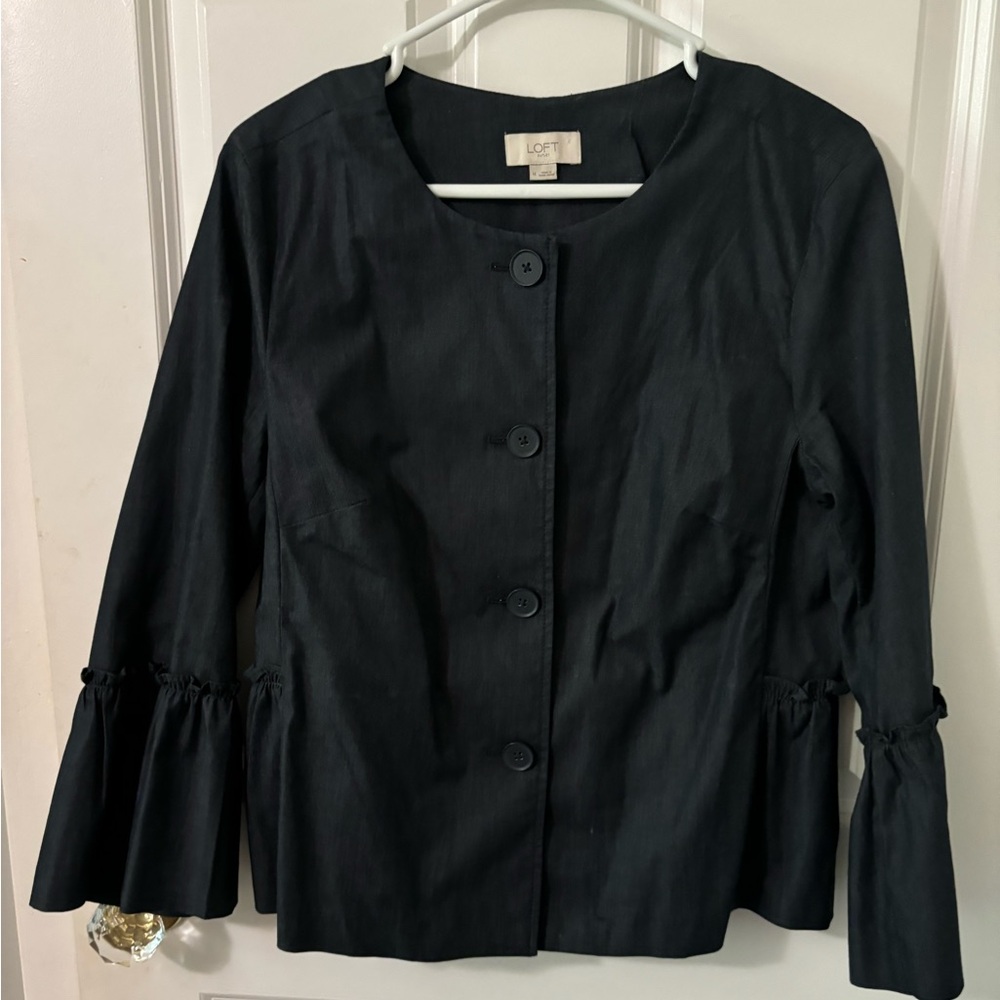 Slightly cropped blazer with ruffle sleeve